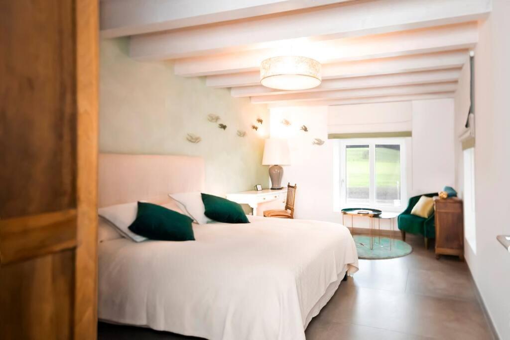 Les Champs: Dans Batisse De 1718 Renovee *